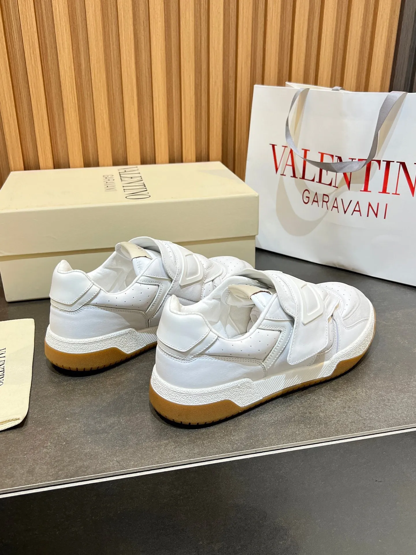 Men's men's shoes 💰760 VLTN Valentin 𝑶𝒏𝒆𝑺𝒕𝒖𝒅 Couple's sneaker series Valentino 2025 new couple's sneakers are on sale. The original ZP purchased and disassembled. Repeated pattern making and modification. The strength must be restored one to one! Top luxury masterpiece Velcro design Soft and comfortable imported calfskin 🧧brings excellent and elegant texture and excellent on-foot comfort Top purchasing version upper: imported calfskin surface/original oil edge craftsmanship Inner: water-dyed cowhide lining Outsole: original development 𝐓𝐏𝐔 two-color combination outsole Packaging: original configuration complete package Code number: 35-46 (45 46 customized)